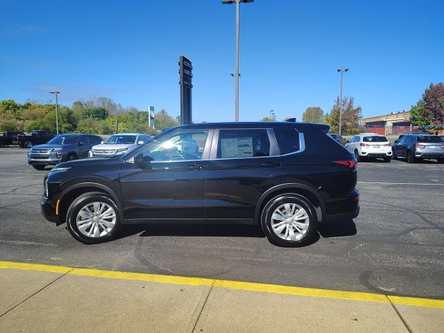 2025 Mitsubishi Outlander ES photo 3