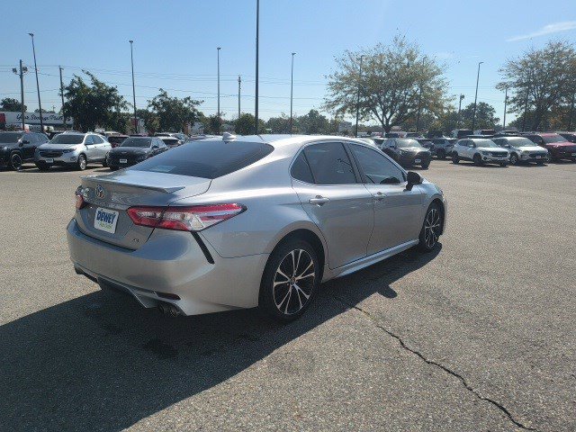 2020 Toyota Camry SE photo 5