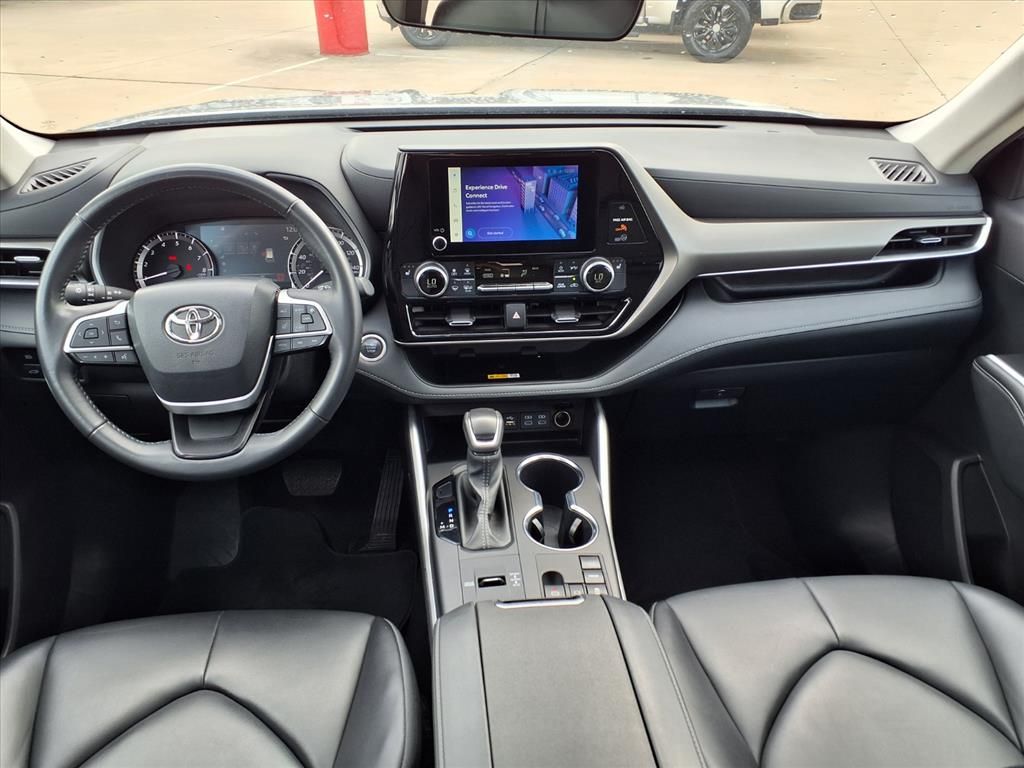 2024 Toyota Highlander XLE photo 2