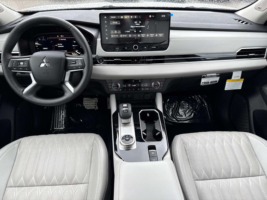 2025 Mitsubishi Outlander SEL photo 16
