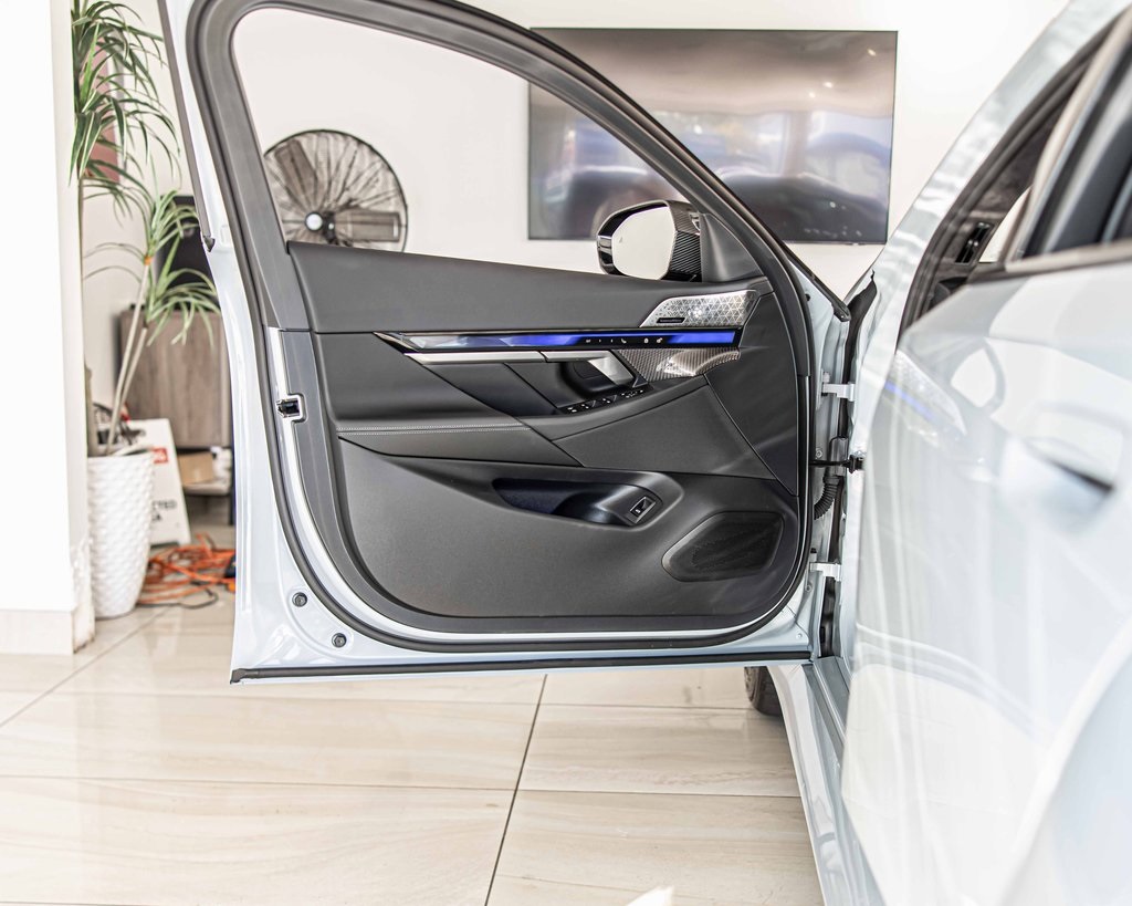 2025 BMW M5 - Image 32