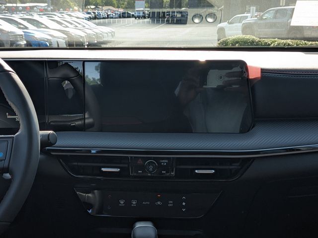 2025 Nissan Kicks SR photo 6