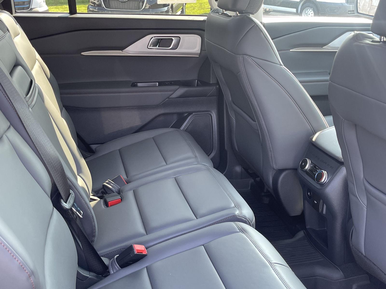 2025 Ford Explorer photo 17