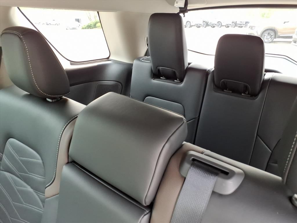 2025 Nissan Pathfinder Platinum photo 12