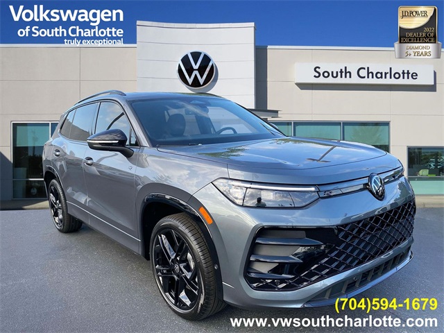 2025 Volkswagen Tiguan SE R-LINE BLACK's photo