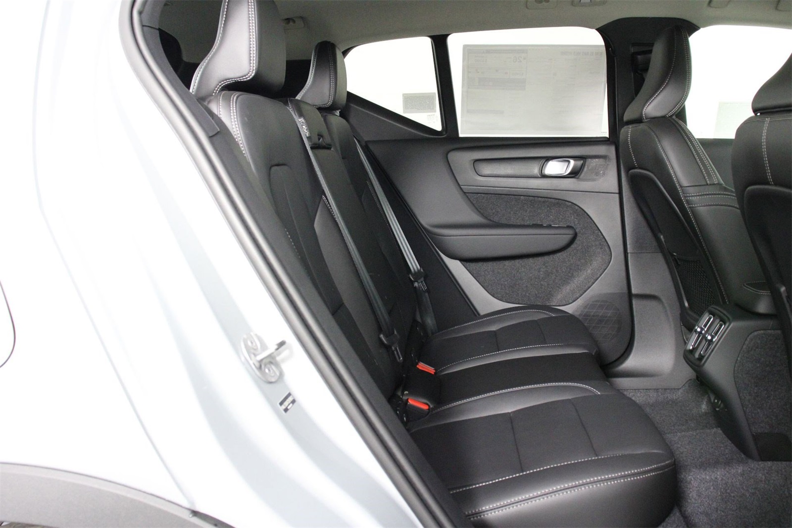 2026 Volvo XC40 Plus photo 10