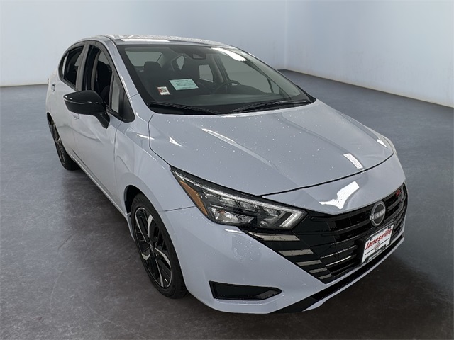 2025 Nissan Versa SR's photo