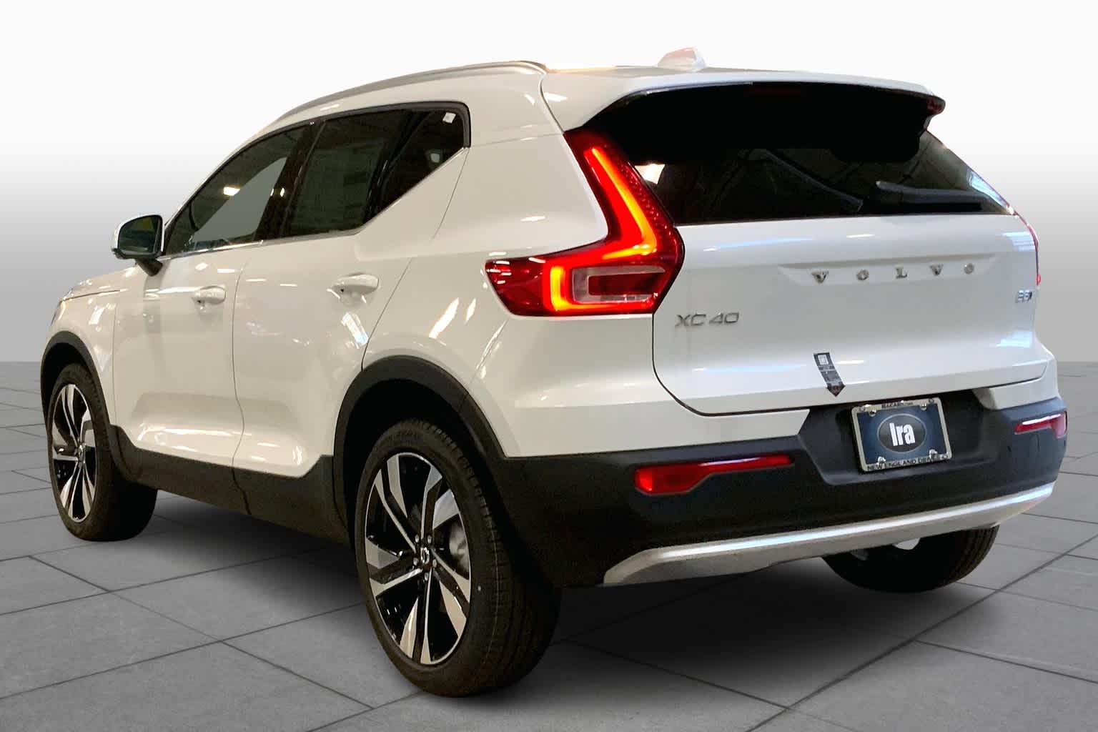 2025 Volvo XC40 photo 3
