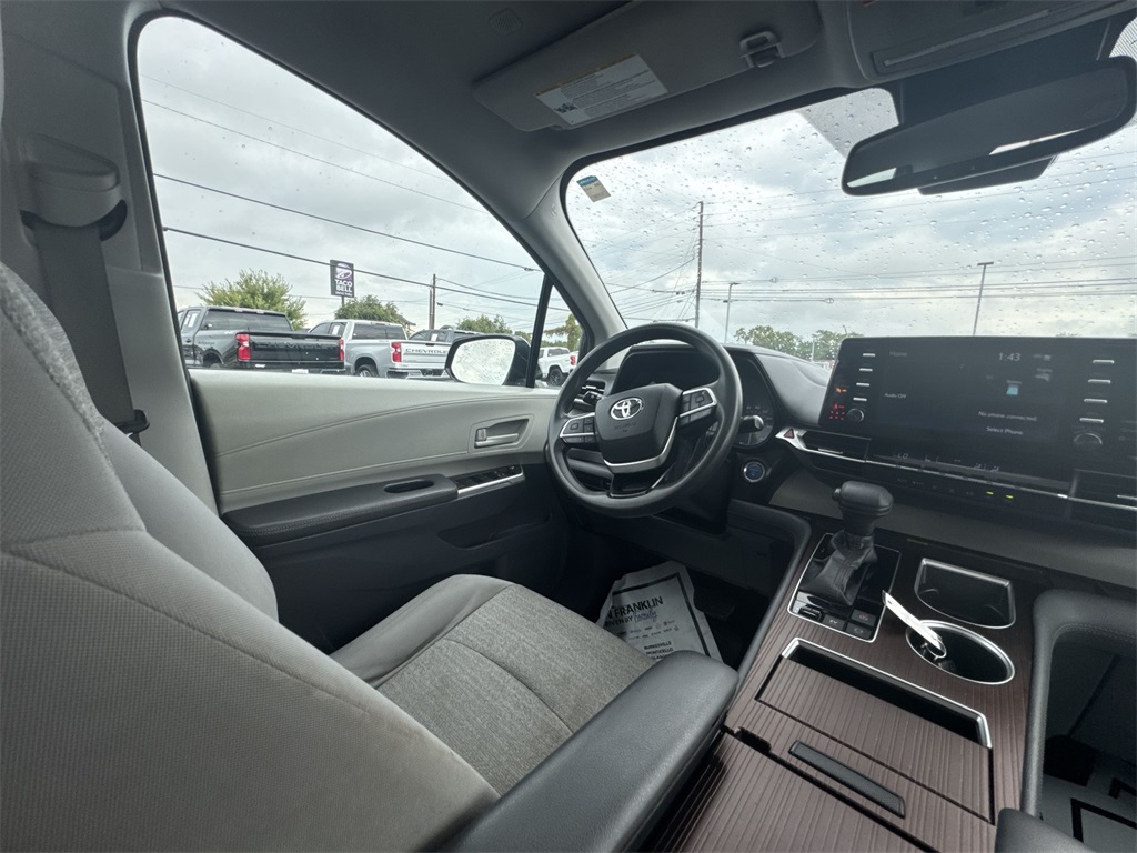2021 Toyota Sienna LE photo 15