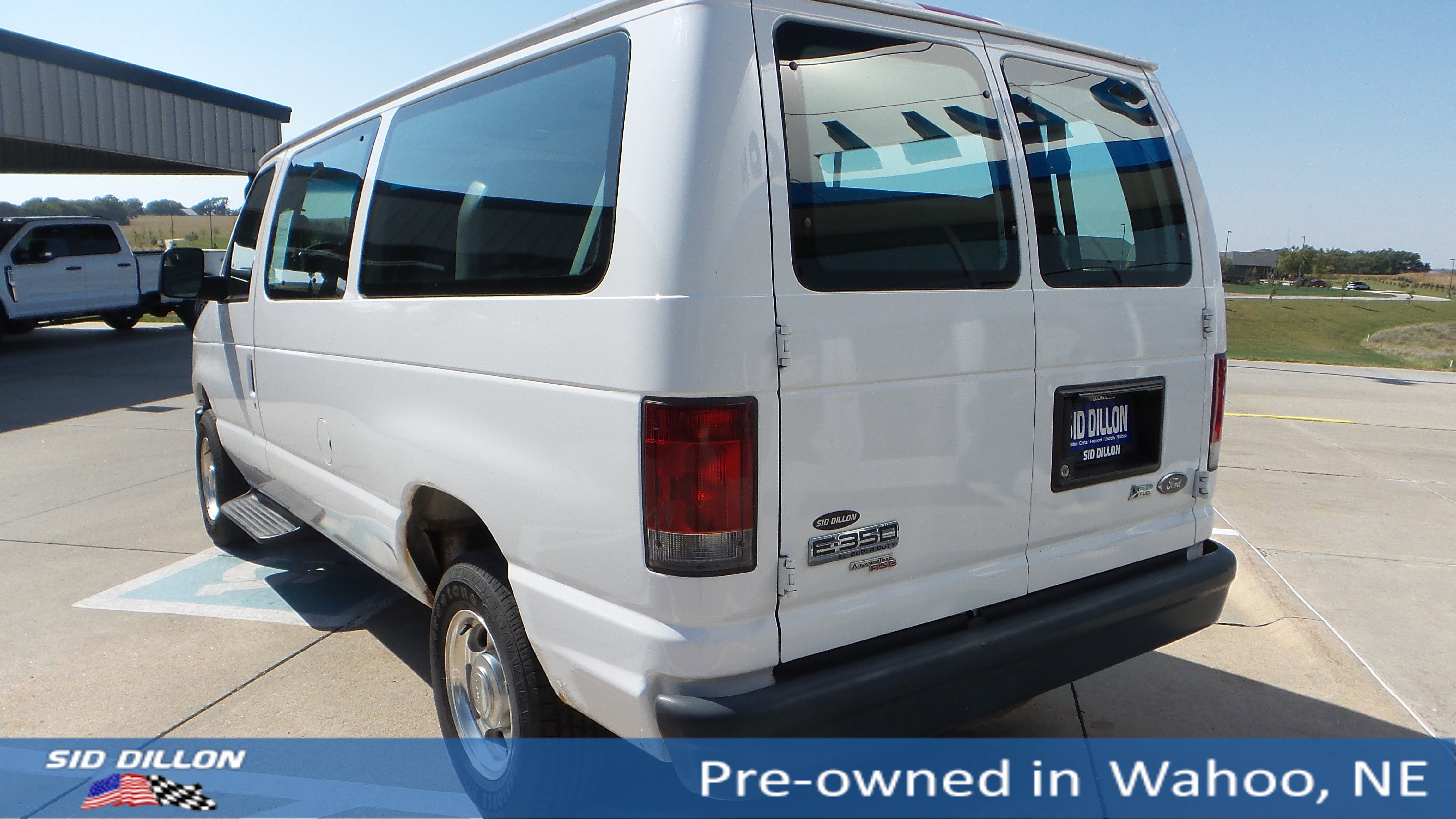 2011 Ford E-350 photo 2