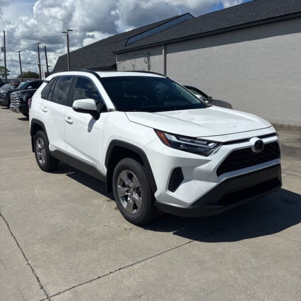 2024 Toyota RAV4 XLE photo 3