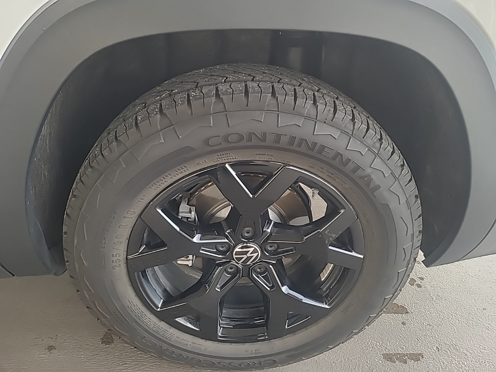 2024 Volkswagen Atlas Peak Edition SE Technology photo 3