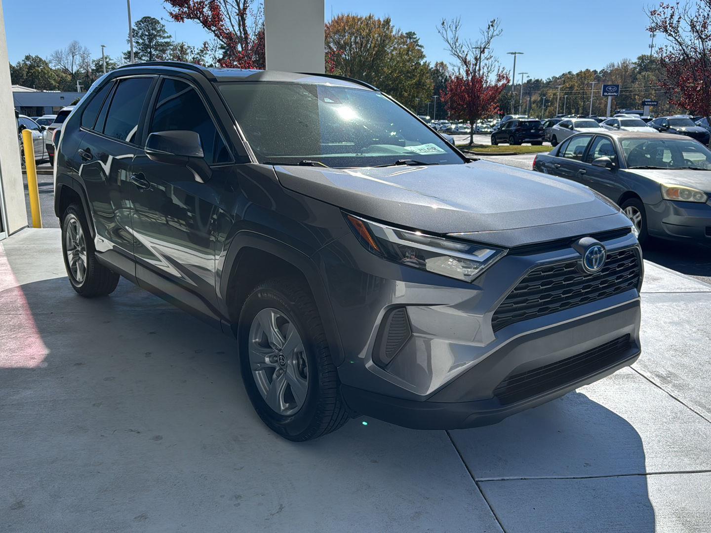 2022 Toyota RAV4 Hybrid XLE photo 4