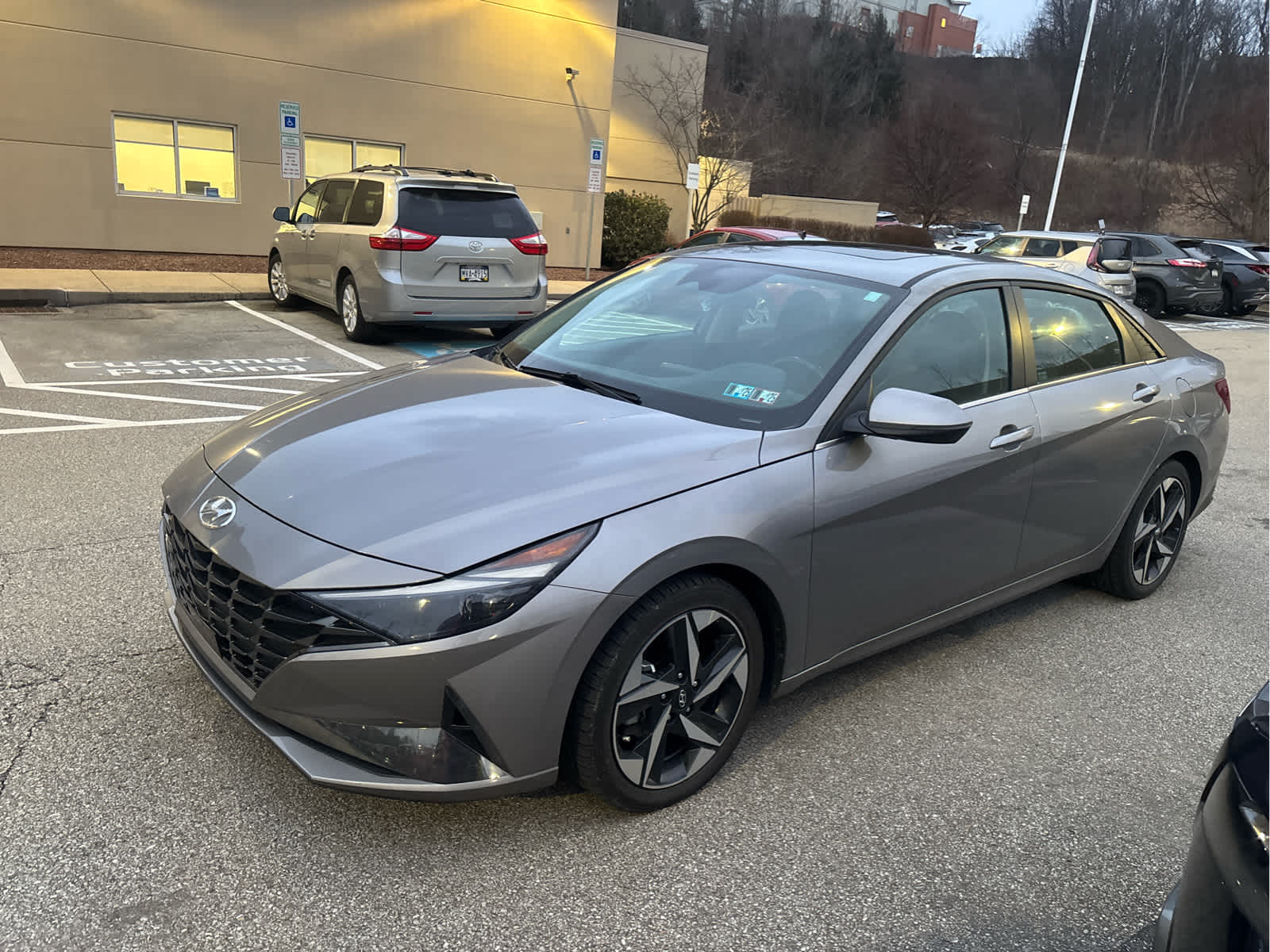 2023 Hyundai Elantra Limited's photo