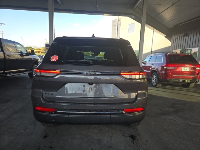 2025 Jeep Grand Cherokee Altitude photo 4