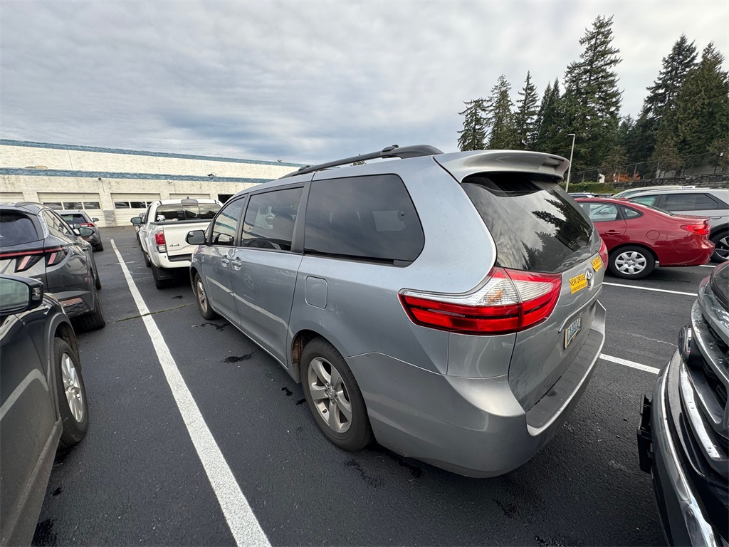 2017 Toyota Sienna L photo 2