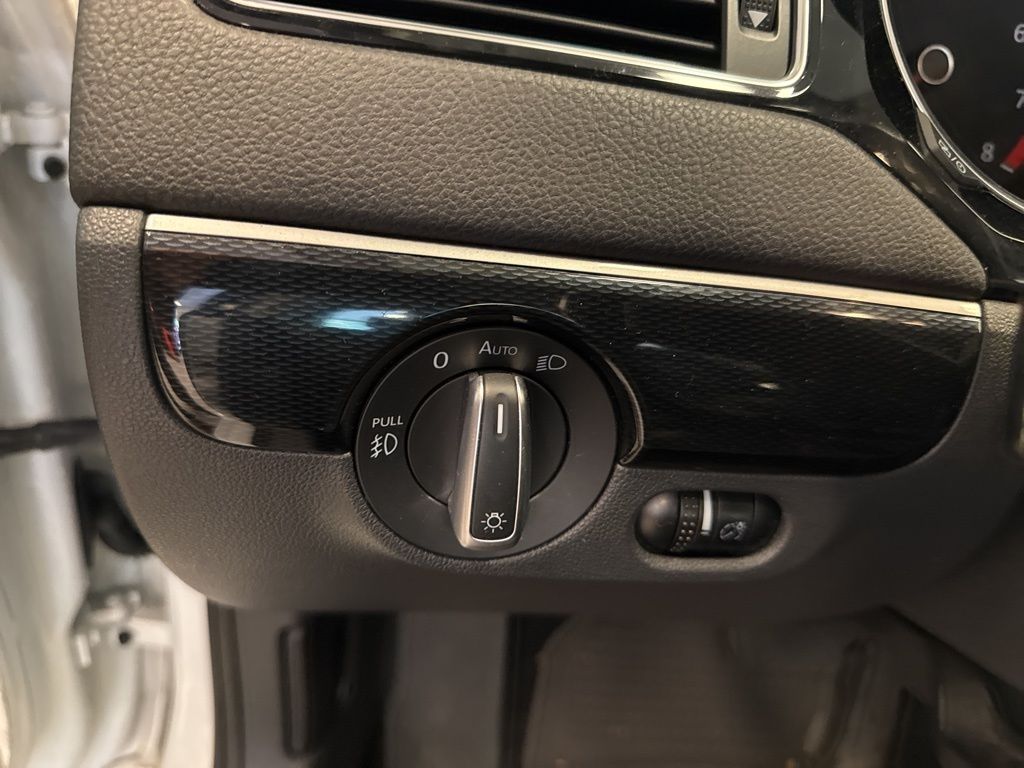 2017 Volkswagen Jetta 1.8T SEL photo 16
