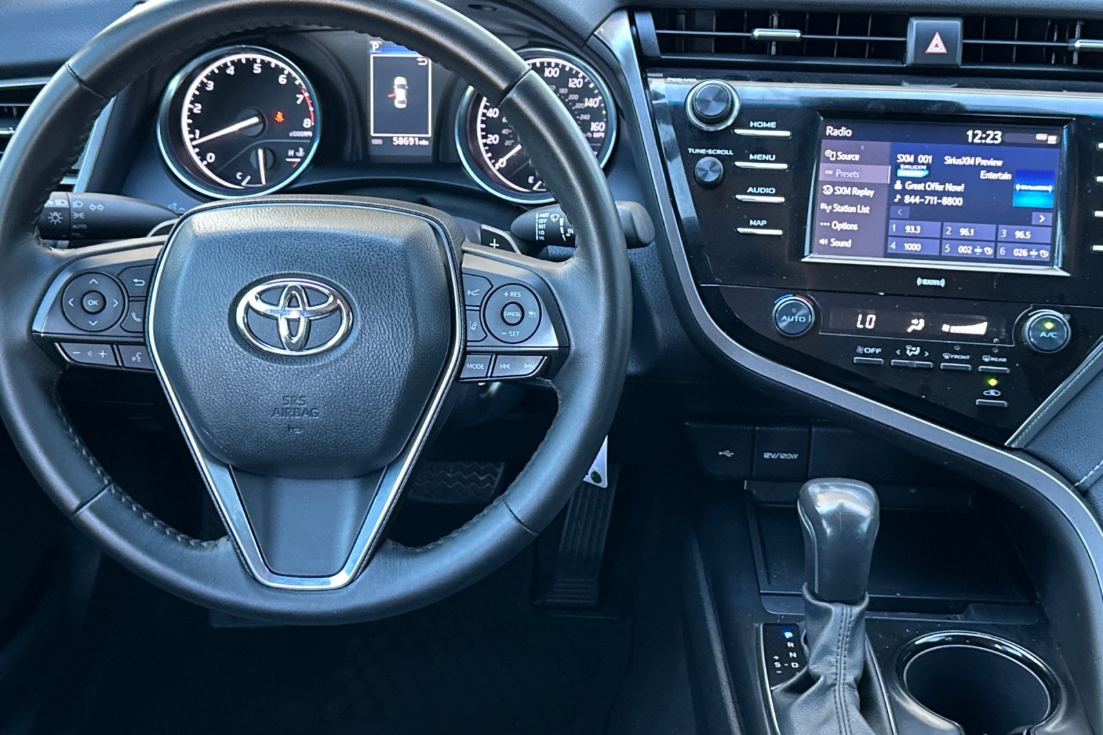 2020 Toyota Camry SE photo 14
