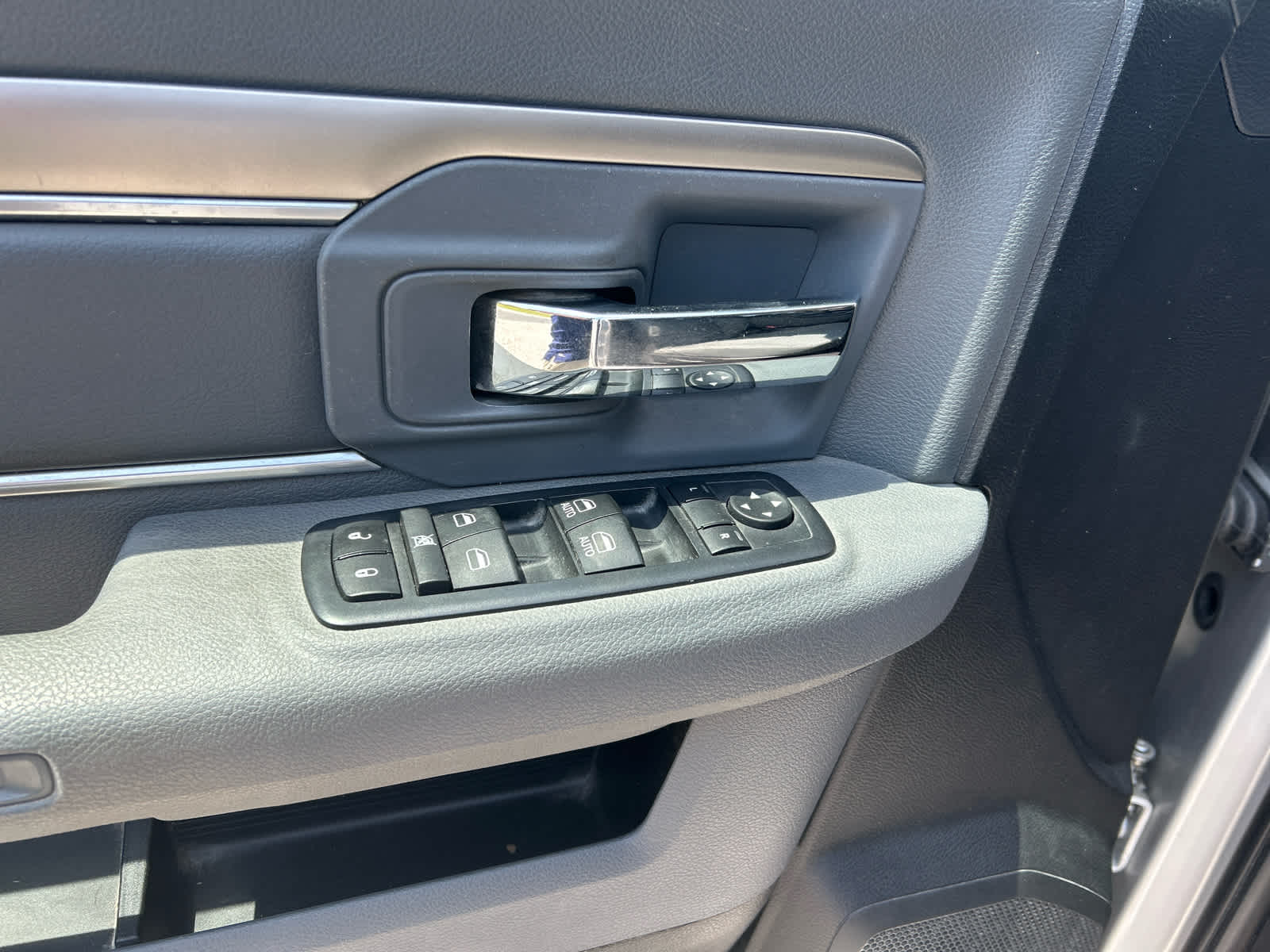 2017 Ram 1500 SLT photo 9