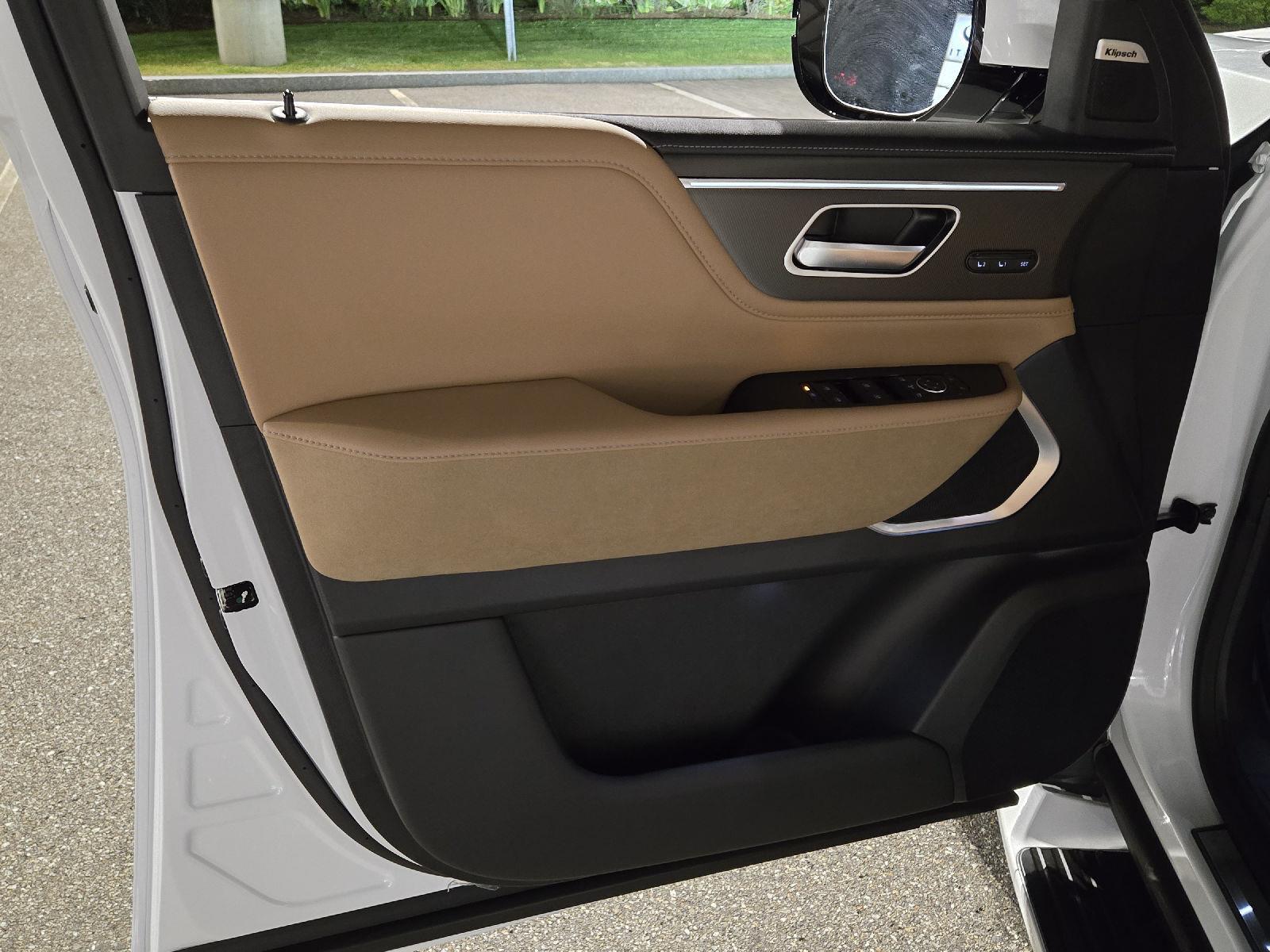 2026 Infiniti QX80 Luxe photo 8