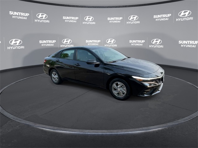 2025 Hyundai Elantra SE photo 2