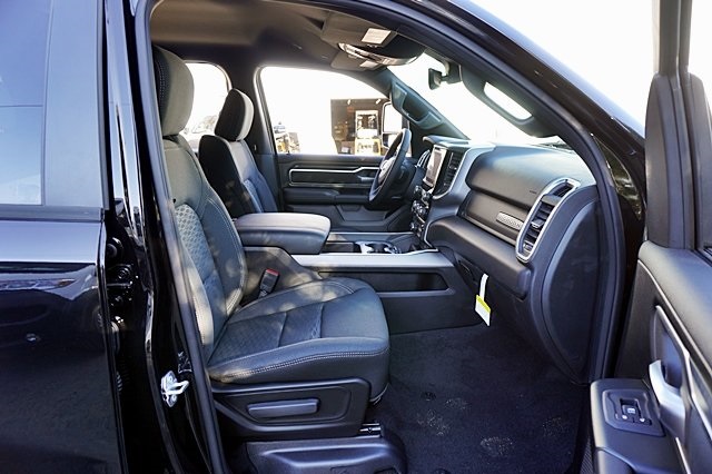 New 2025 Diamond Black Crystal Pearl-Coat Exterior Paint RAM Big Horn/Lone Star image 15