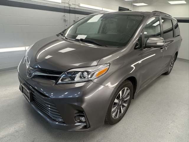 2018 Toyota Sienna Limited's photo