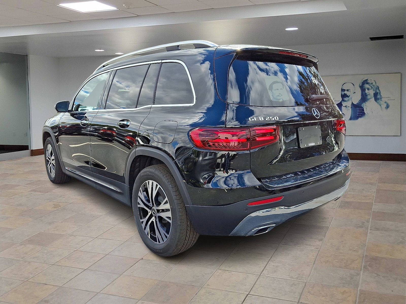 2026 Mercedes Benz GLB 250 4MATIC photo 3