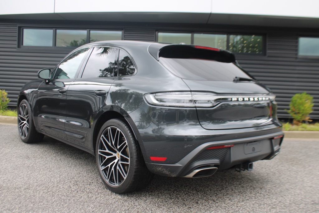 2025 Porsche Macan Base photo 3