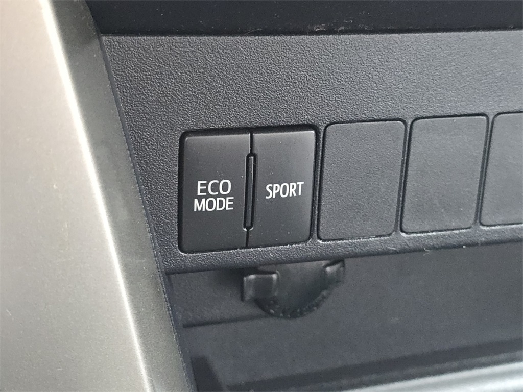 2014 Toyota RAV4 LE photo 3