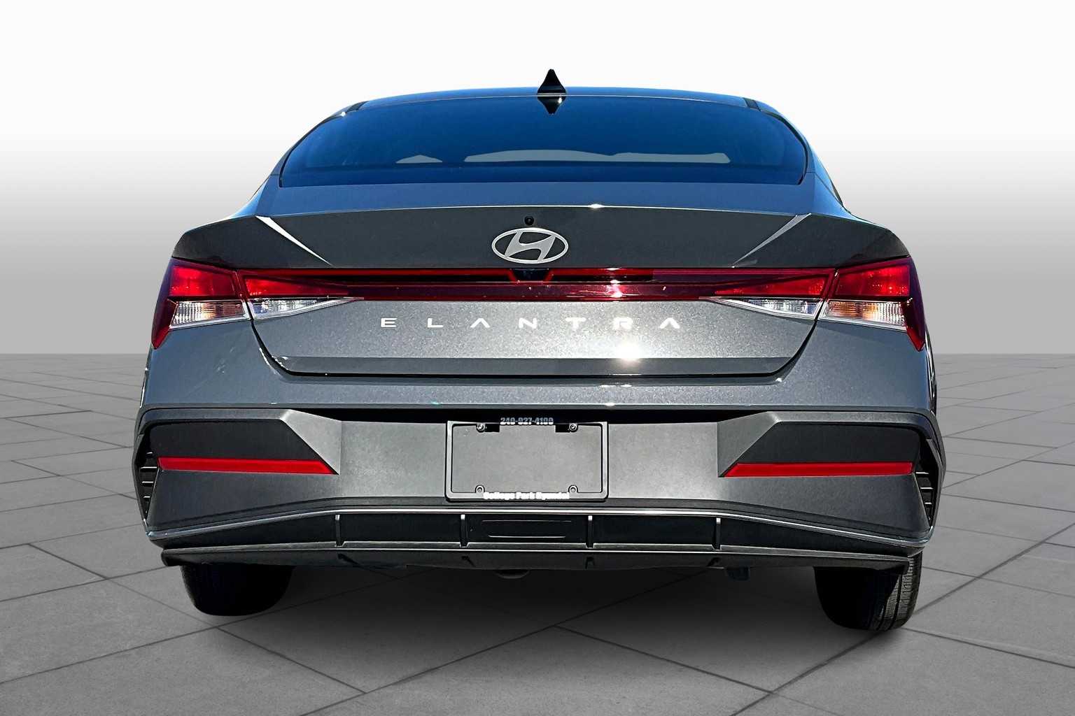 2025 Hyundai Elantra SE photo 4