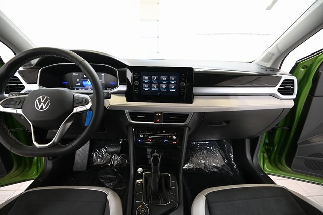 2025 Volkswagen Taos SE photo 2