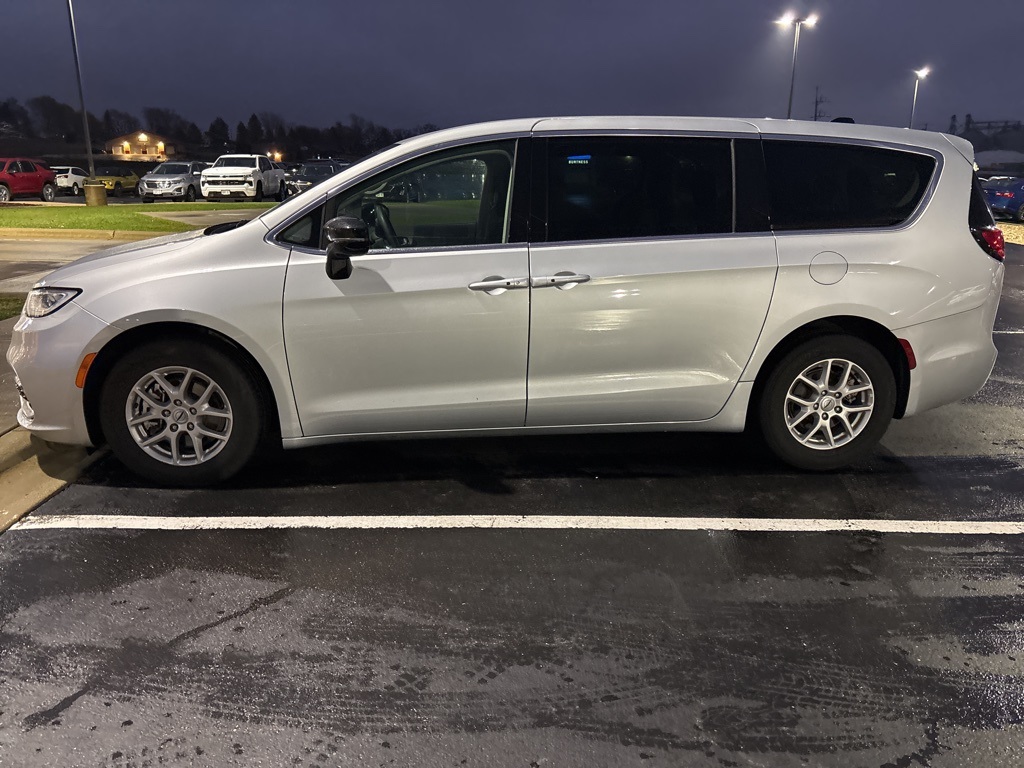 2024 Chrysler Pacifica Touring L photo 2