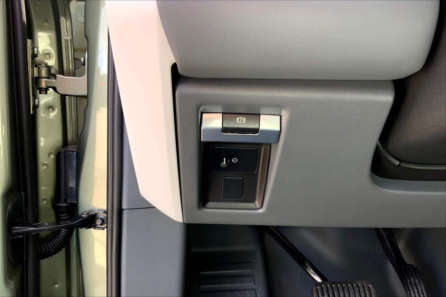 2025 Land Rover Defender 130 X-Dynamic SE photo 15
