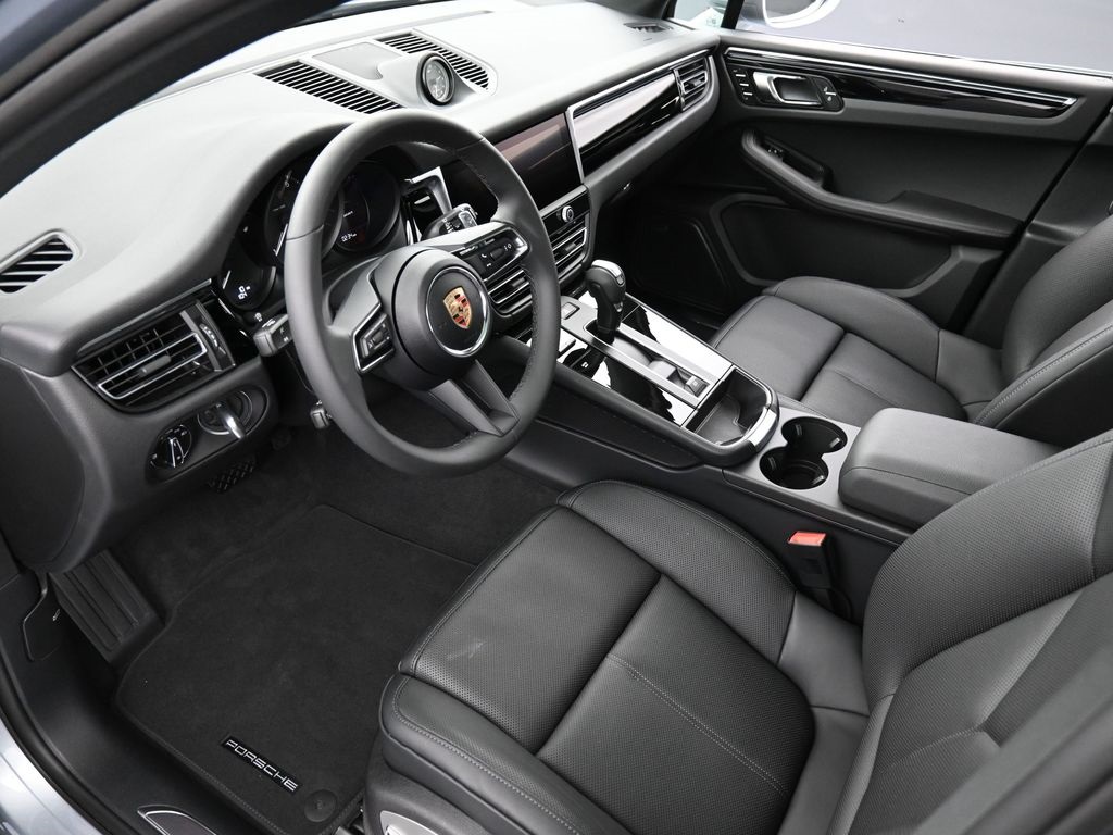 2025 Porsche Macan T photo 3
