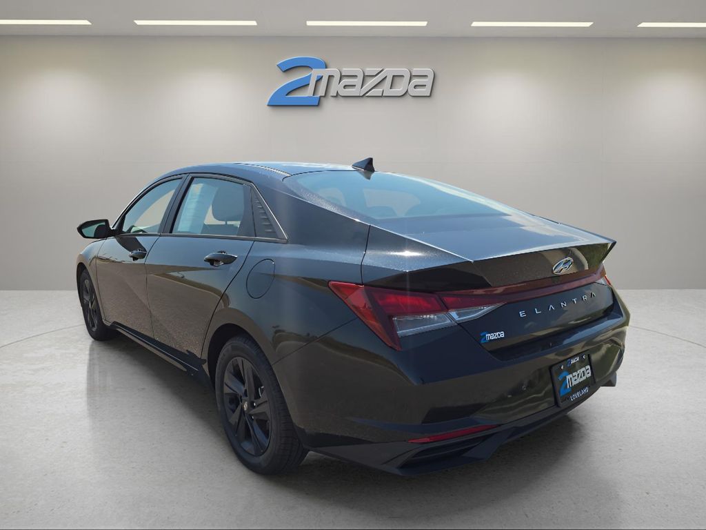 2022 Hyundai Elantra SEL Convenience photo 3