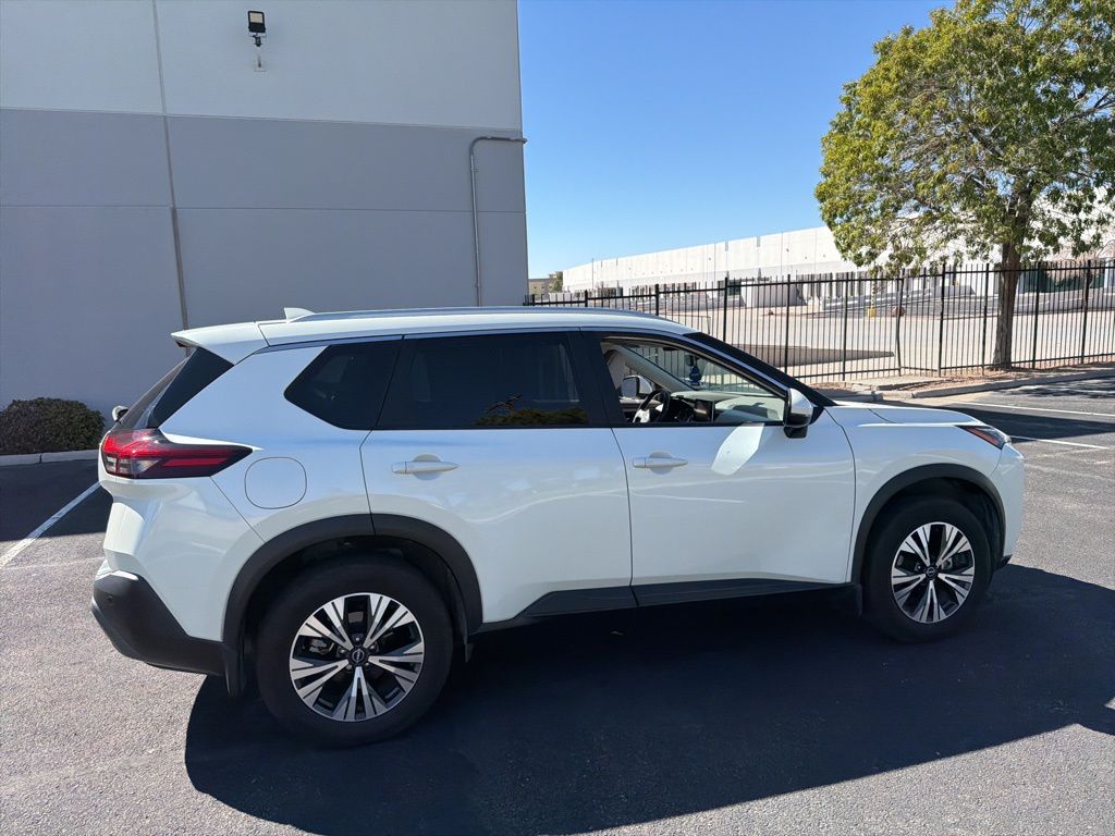 2022 Nissan Rogue SV photo 2