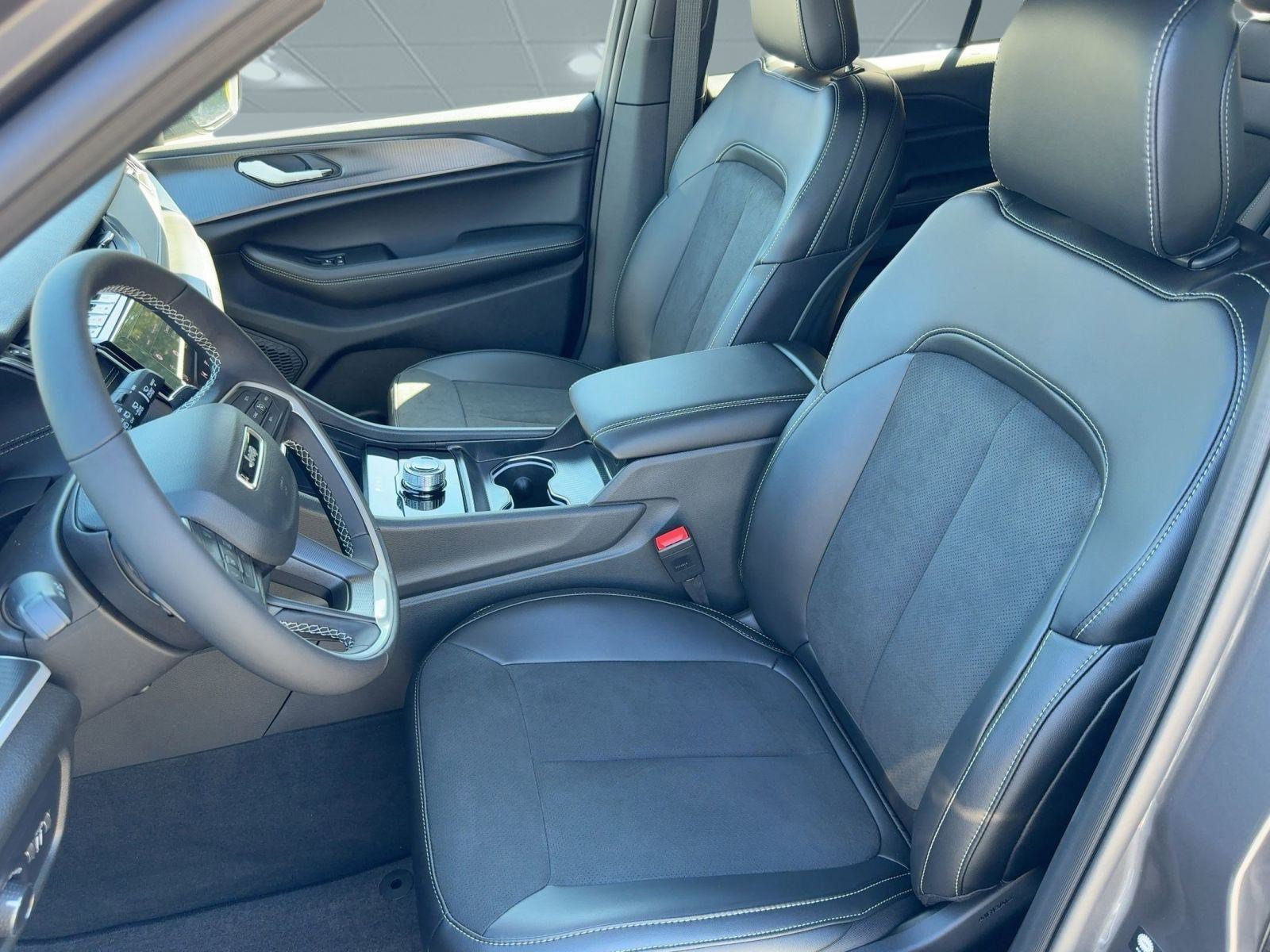 2025 Jeep Grand Cherokee Altitude photo 4