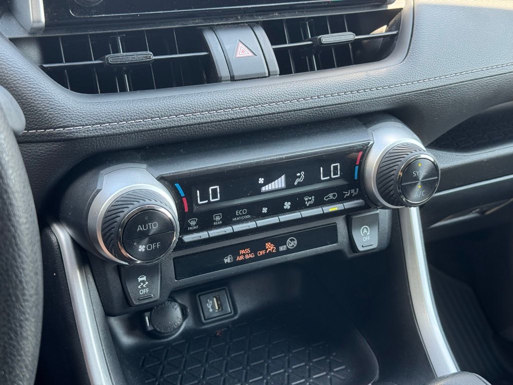 2023 Toyota RAV4 XLE photo 31