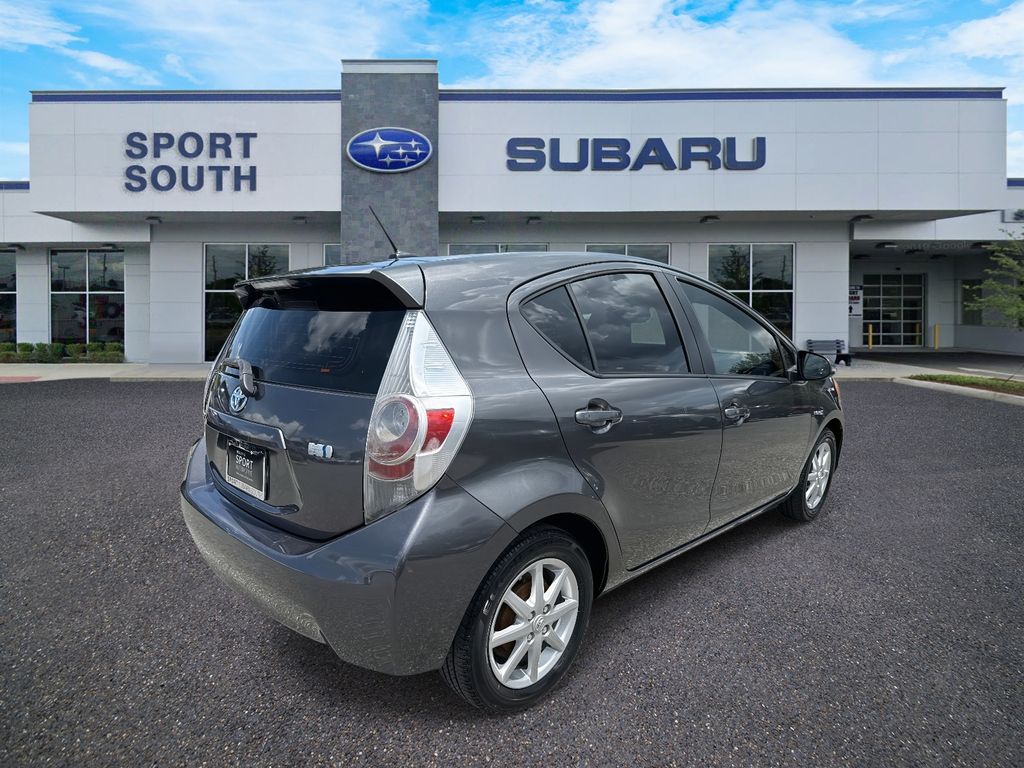2014 Toyota Prius C Three photo 3