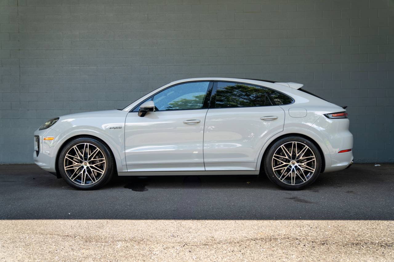 2025 Porsche Cayenne Turbo E-Hybrid Coupe photo 2