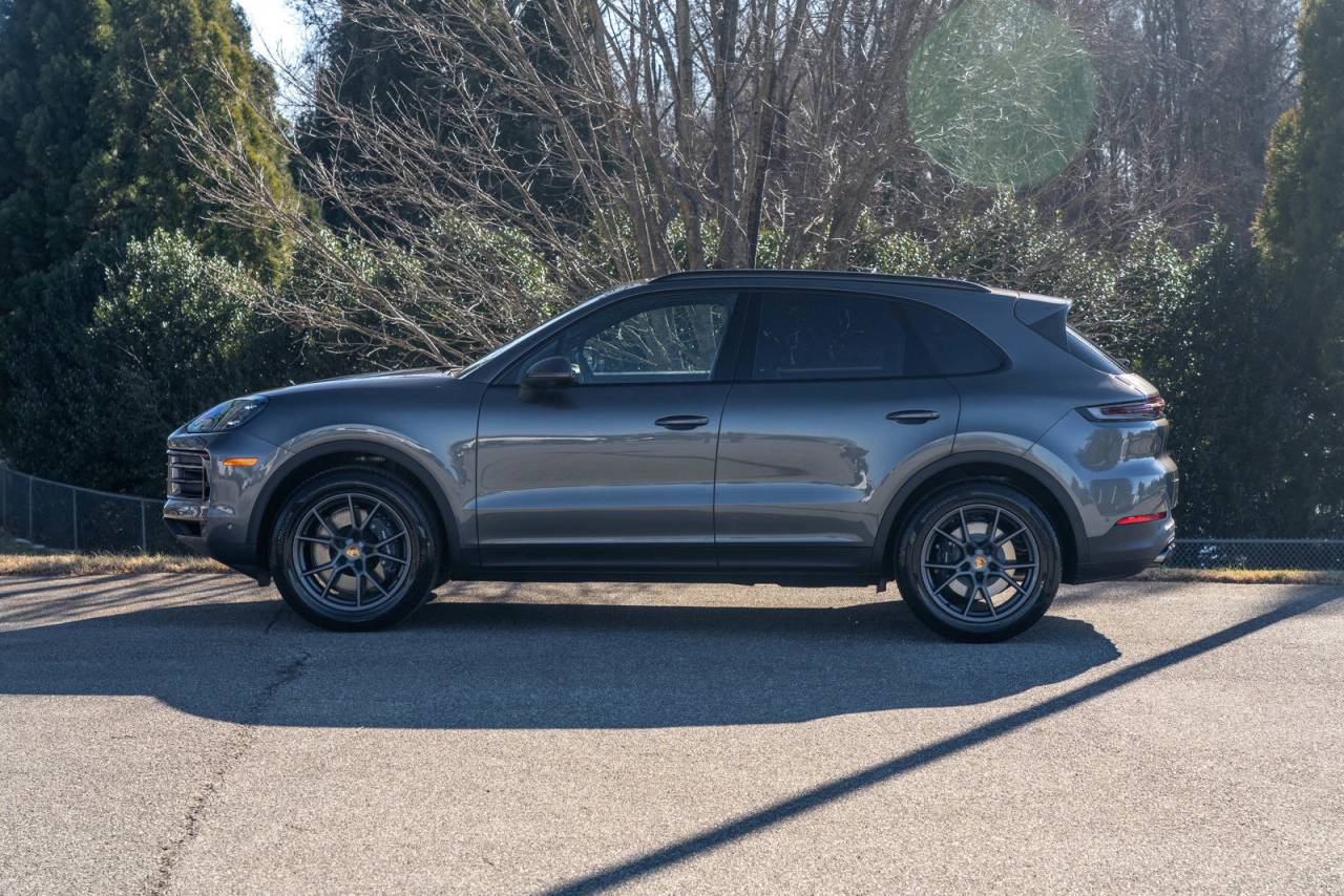 2025 Porsche Cayenne Base photo 3