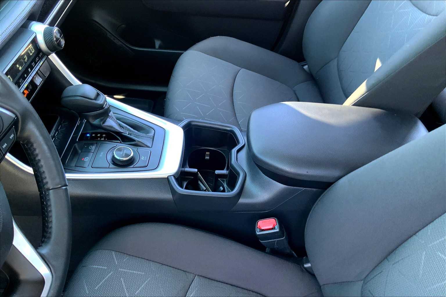 2023 Toyota RAV4 Hybrid XLE photo 13