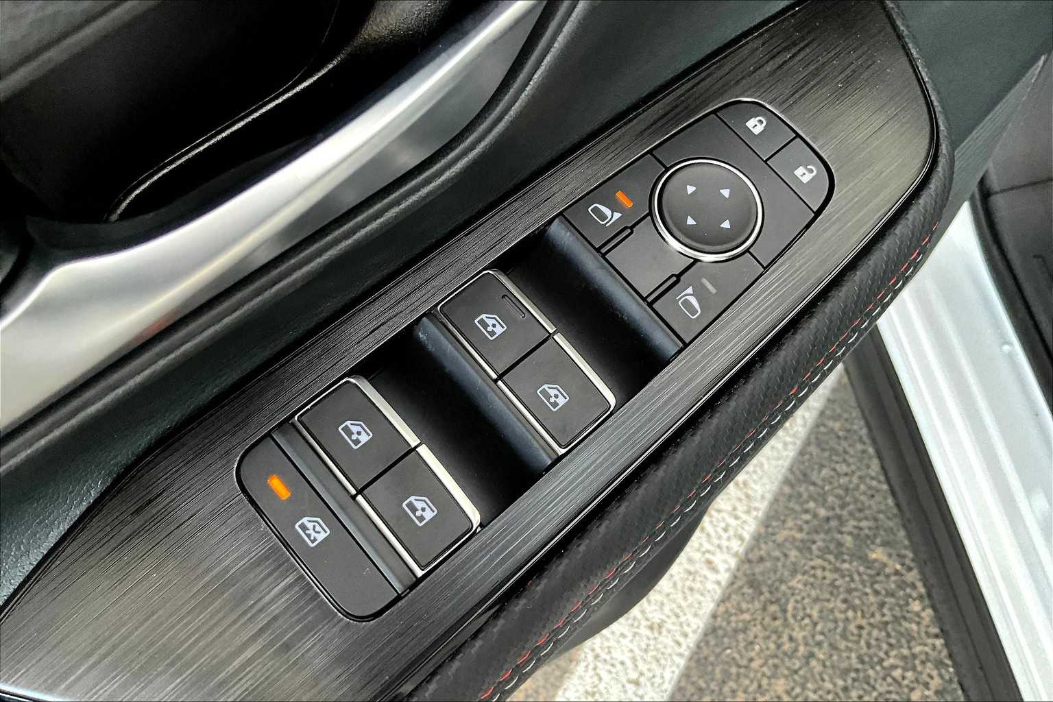 2025 Nissan Kicks SR photo 18