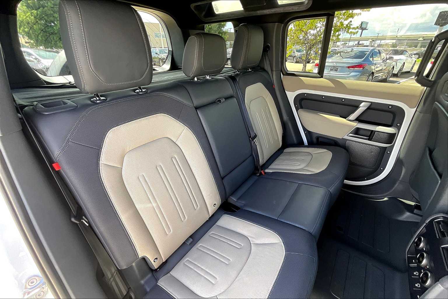 2022 Land Rover Defender X-Dynamic SE photo 16