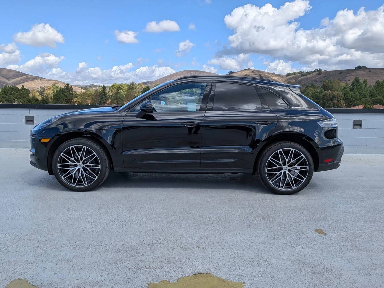2025 Porsche Macan Base photo 2