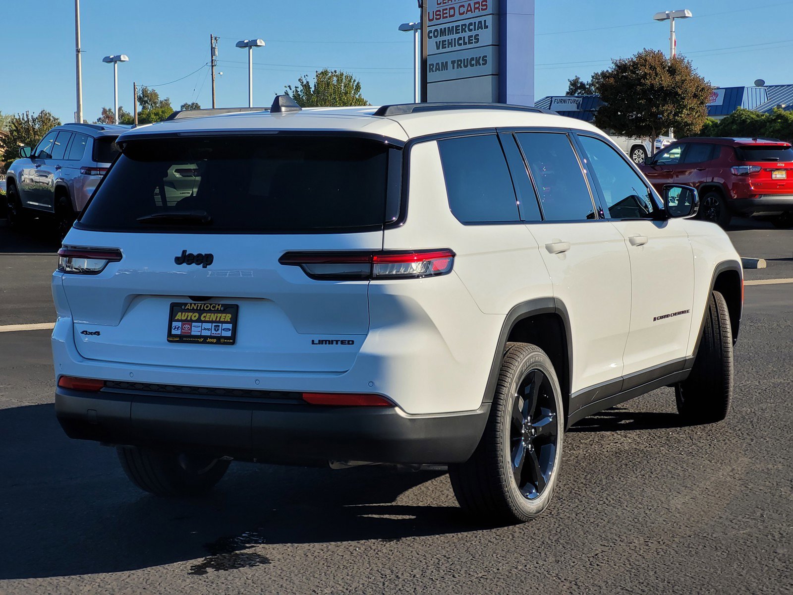 2025 Jeep Grand Cherokee Limited photo 3