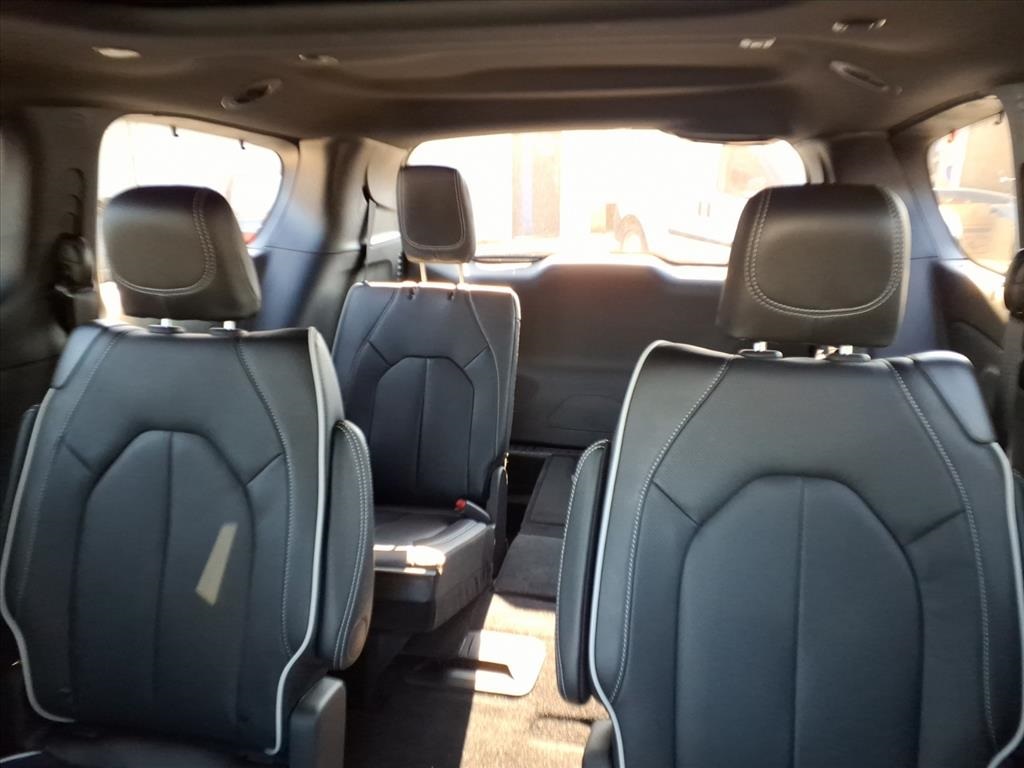 2026 Chrysler Pacifica Limited photo 12