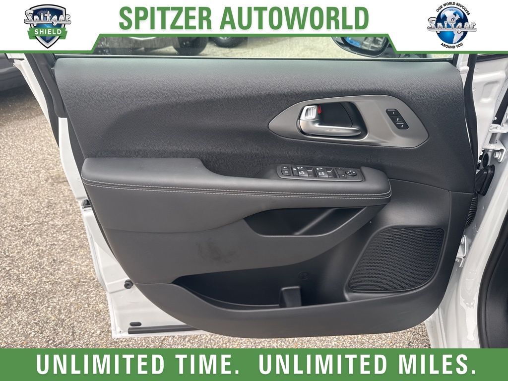 2026 Chrysler Pacifica photo 4