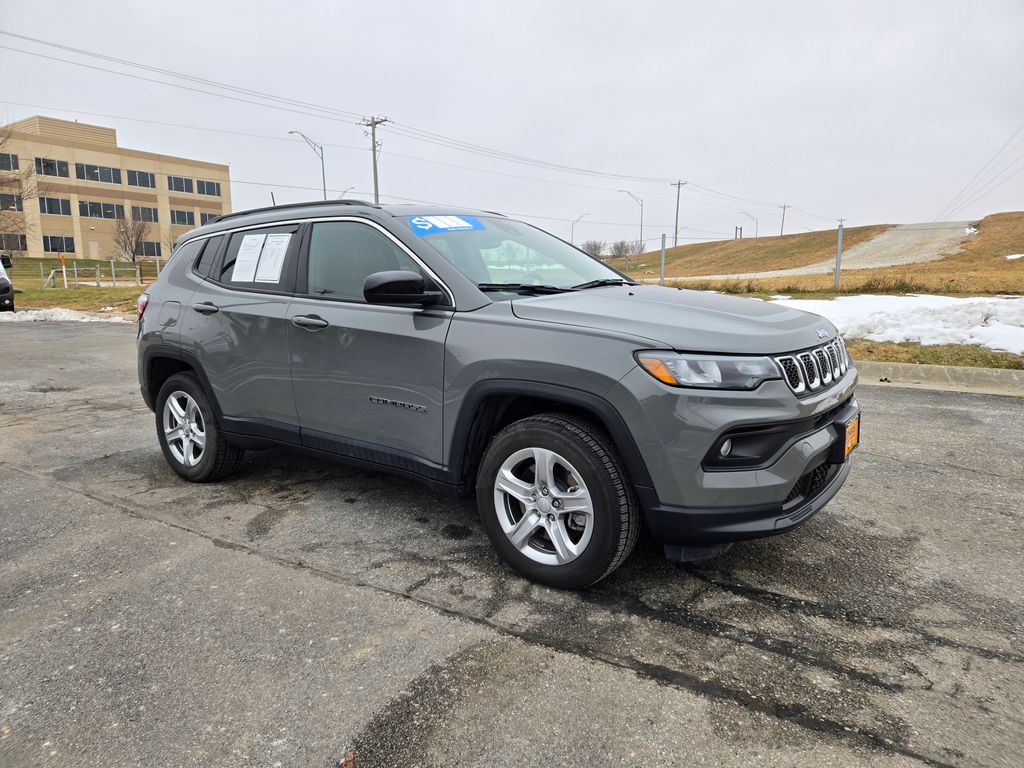 2023 Jeep Compass Latitude's photo
